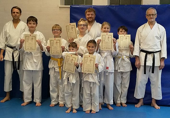 Erfolgreiche Gürtelprüfung der Karate-Kids zum Jahresabschluss 2022