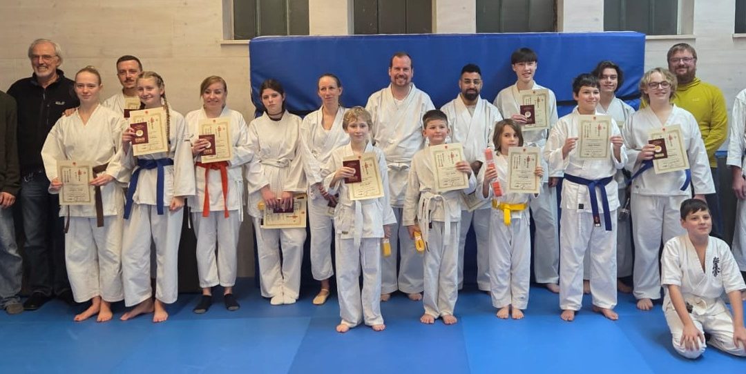 Erfolgreiche Gürtelprüfung Weihnachten 2025 im Karate beim PSV Aalen